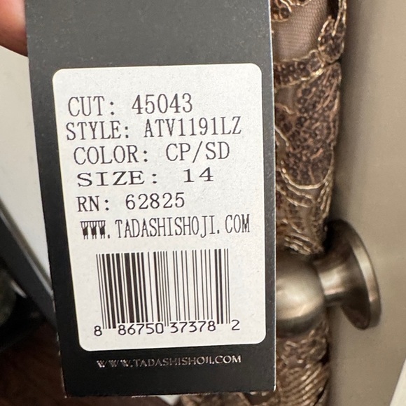 NEW Tadashi Shoji Metallic Lace Elegant Gown - Picture 14 of 16